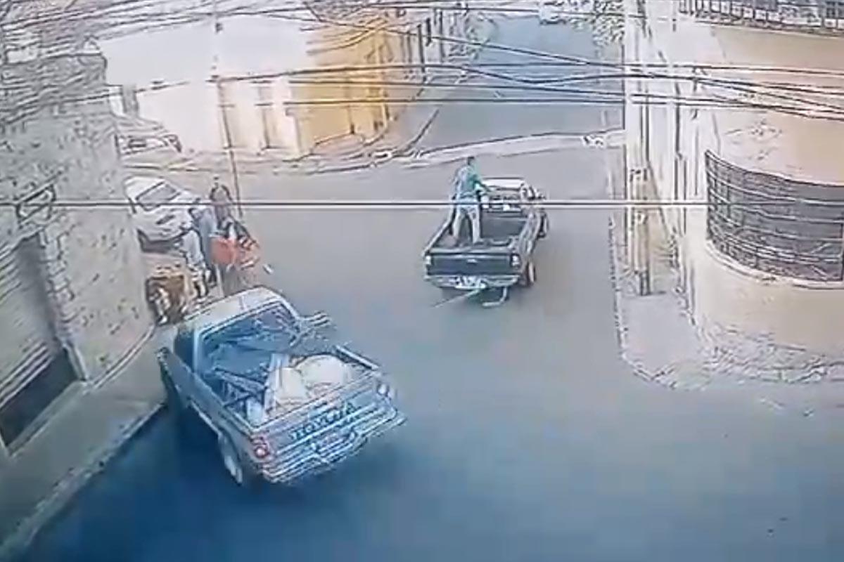 Momento en que conductor dar la vuelta y se atropella a los peatones.