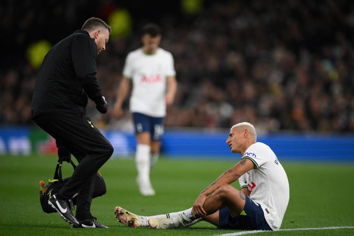 Richarlison tuvo que abandonar la cancha en la segunda parte del encuentro ante el Everton.