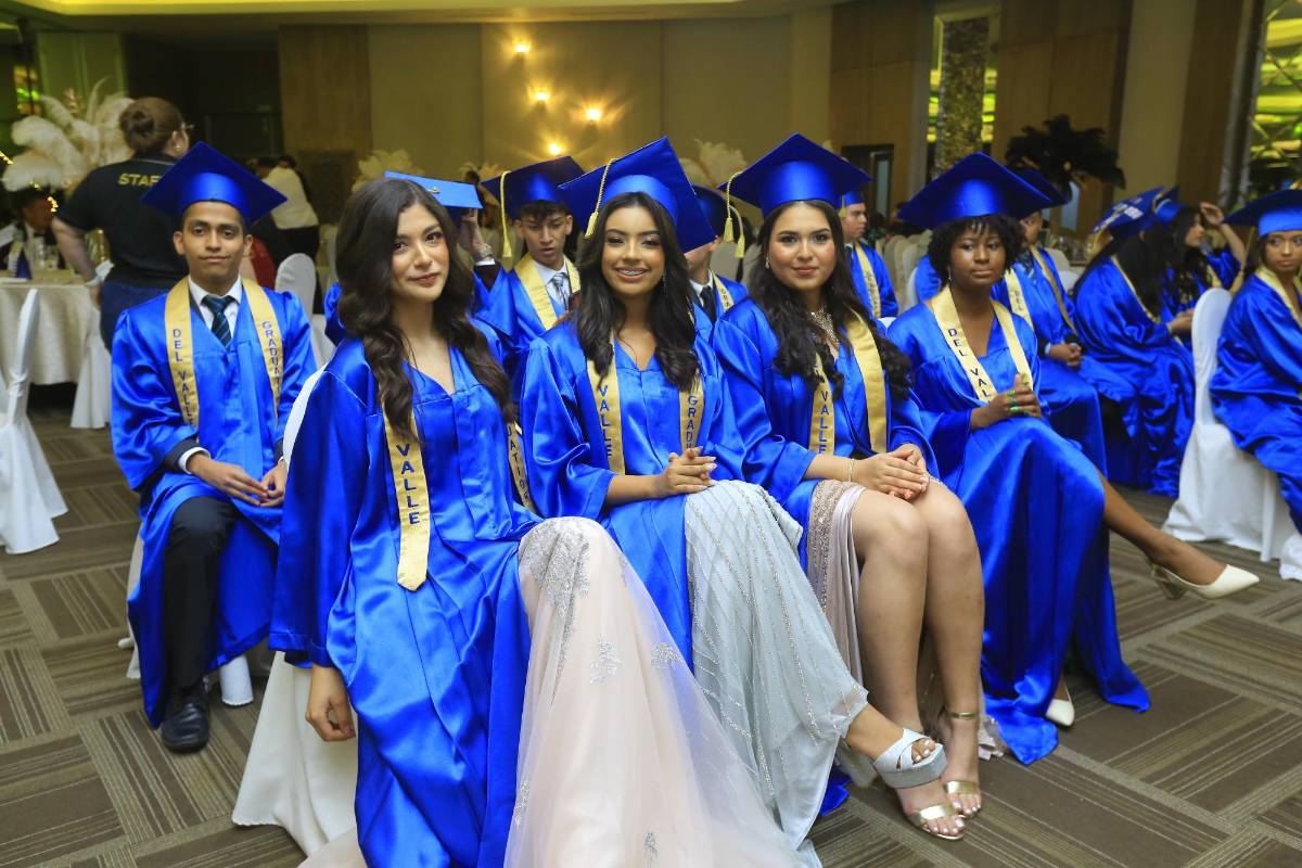 Seniors 2025 del Instituto Bilingüe del Valle celebran su graduación