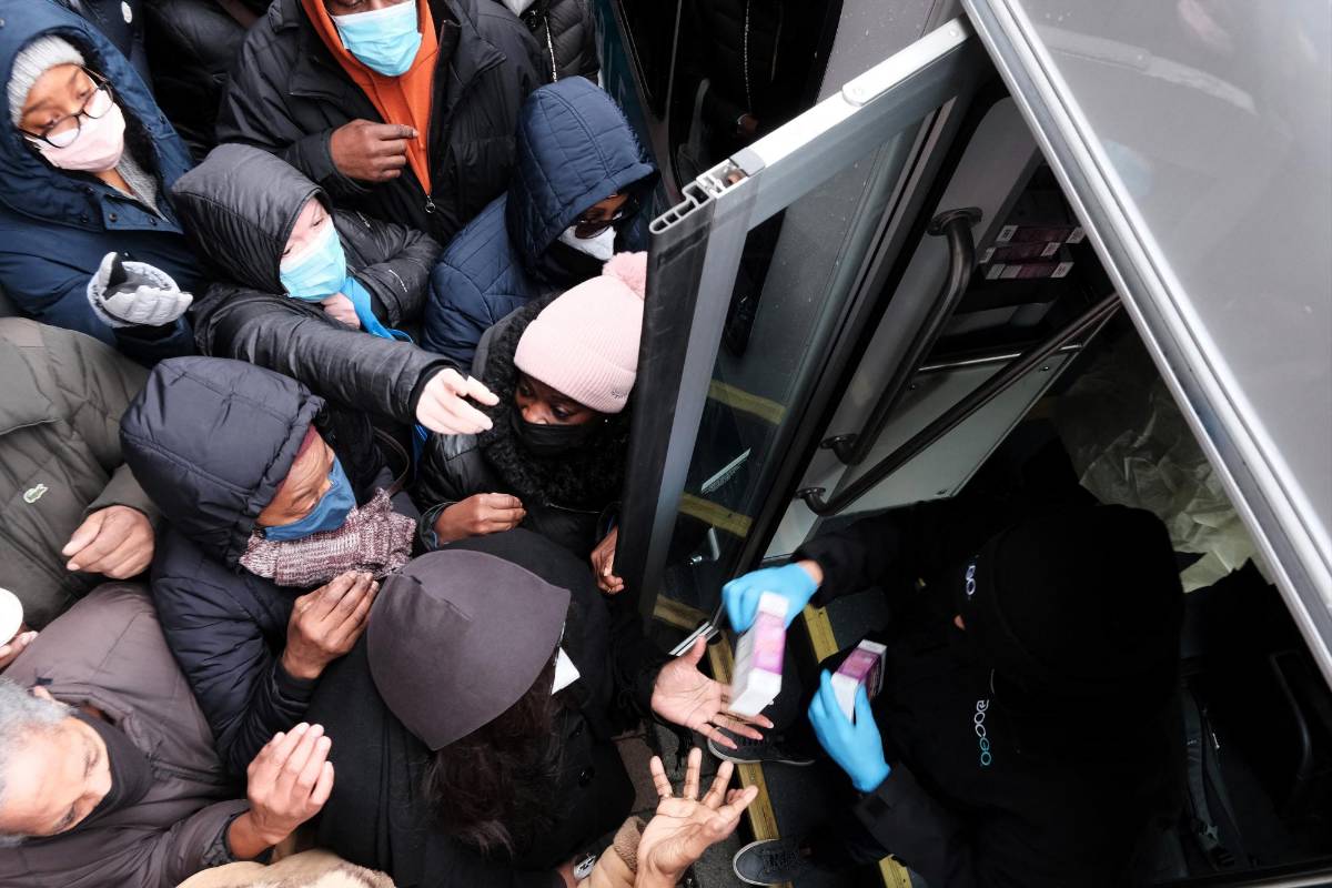 Escasez de pruebas de covid en EEUU pese a que Biden prometió 500 millones de test gratuitos