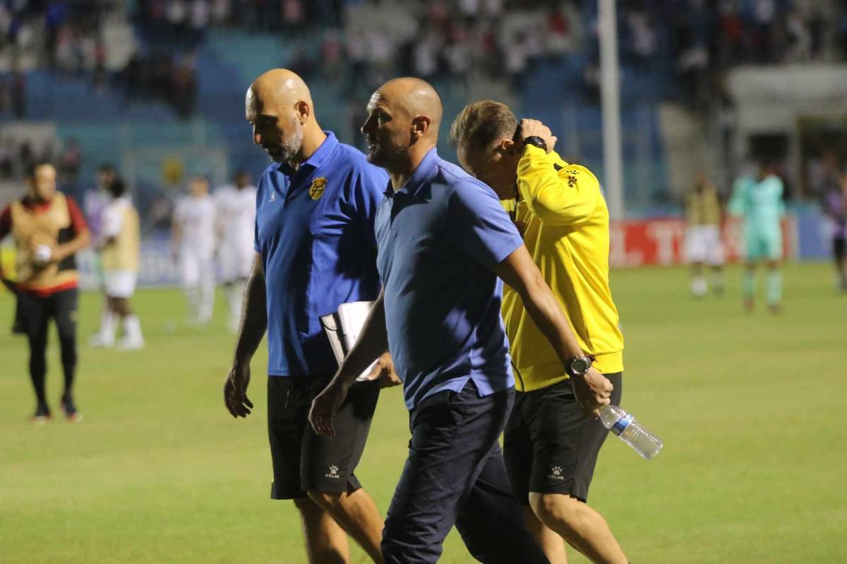 Julio “Palomo” Rodríguez, DT del Real España, salió cabizbajo tras el 4-0 en contra.