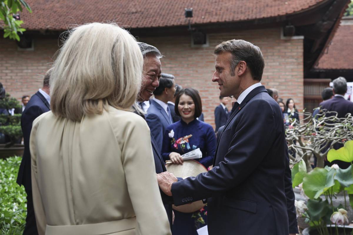 Macron y su esposa reaparecen sonrientes tras polémica por bofetada