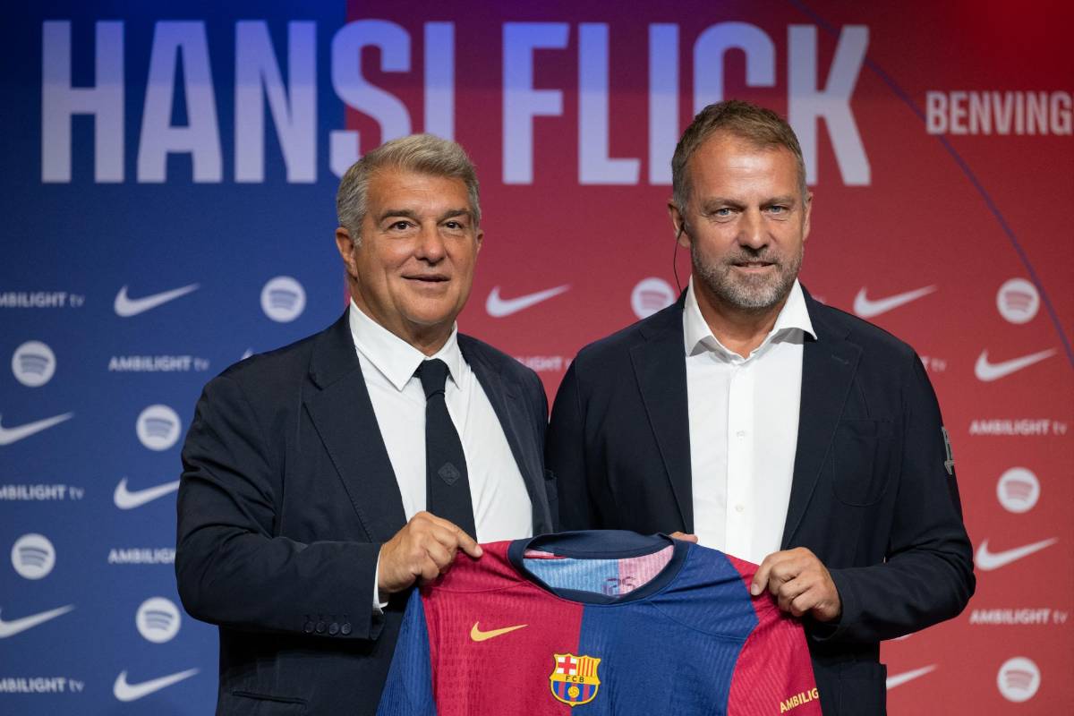 Joan Laporta junto al entrenador del Barcelona, Hansi Flick.