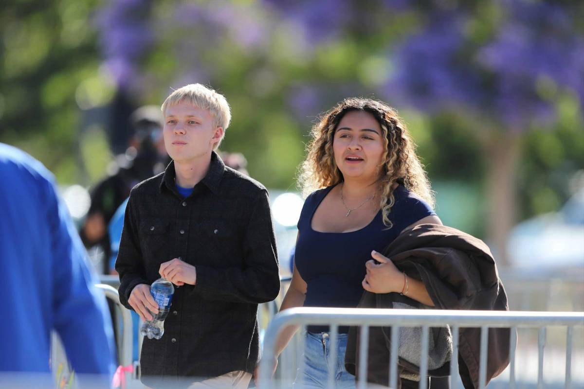 La 'chelita' que enamoró, ambiente y lindas chicas para el Honduras-Curazao
