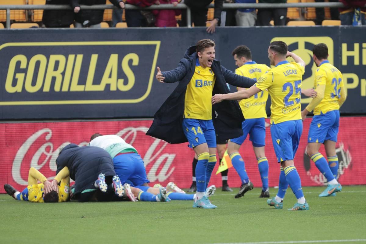 Los jugadores del Cádiz festejaron a lo grande el gol al minuto 90 que les dio la victoria ante Villarreal.