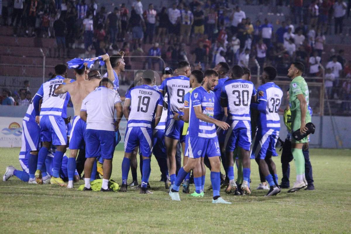 Los jugadores del Victoria festejaron a lo grande su triunfo.