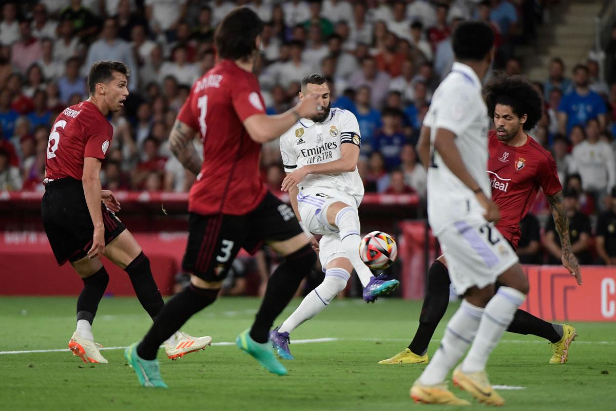 Karim Benzema intentó marcar, pero no pudo y se fue en blanco. No fue su mejor partido.