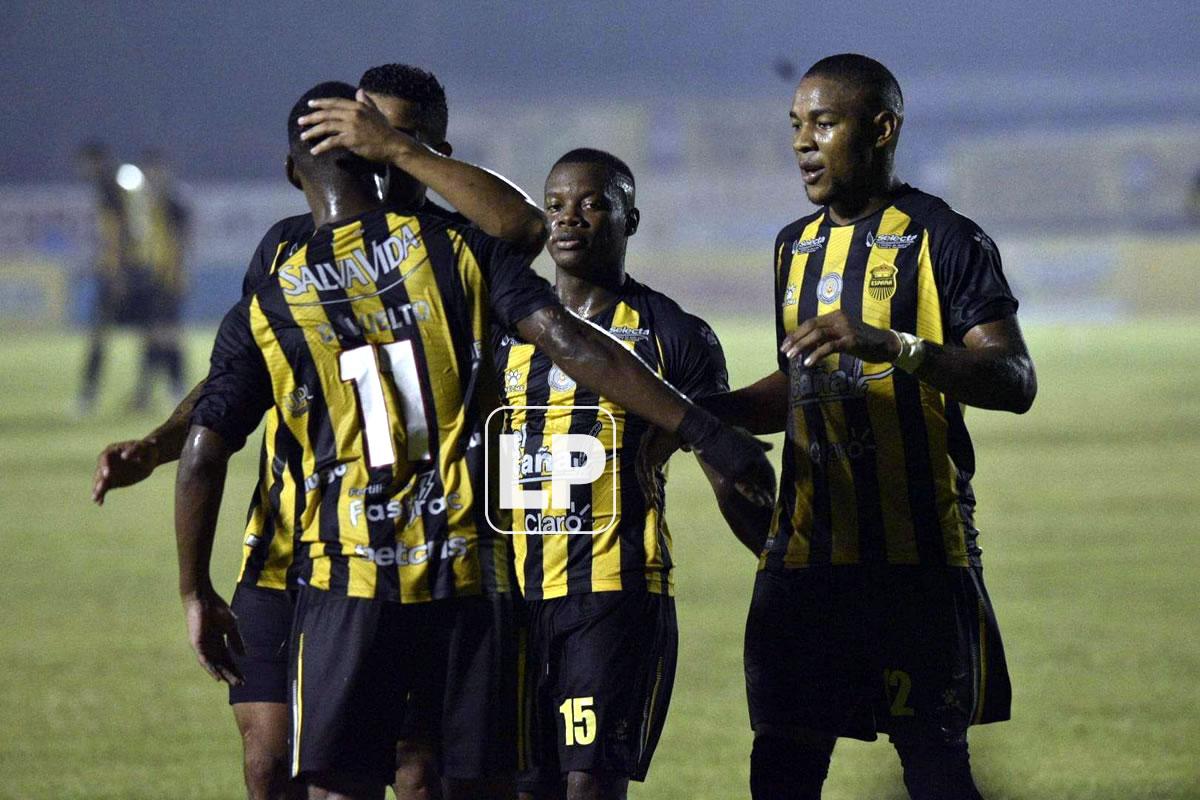 Darixon Vuelto festejando con sus compañeros el 2-2.