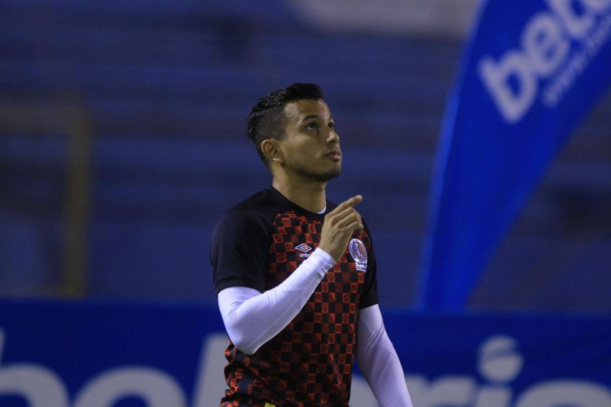 Edwin Rodríguez aparece en el banquillo de suplentes del Olimpia.