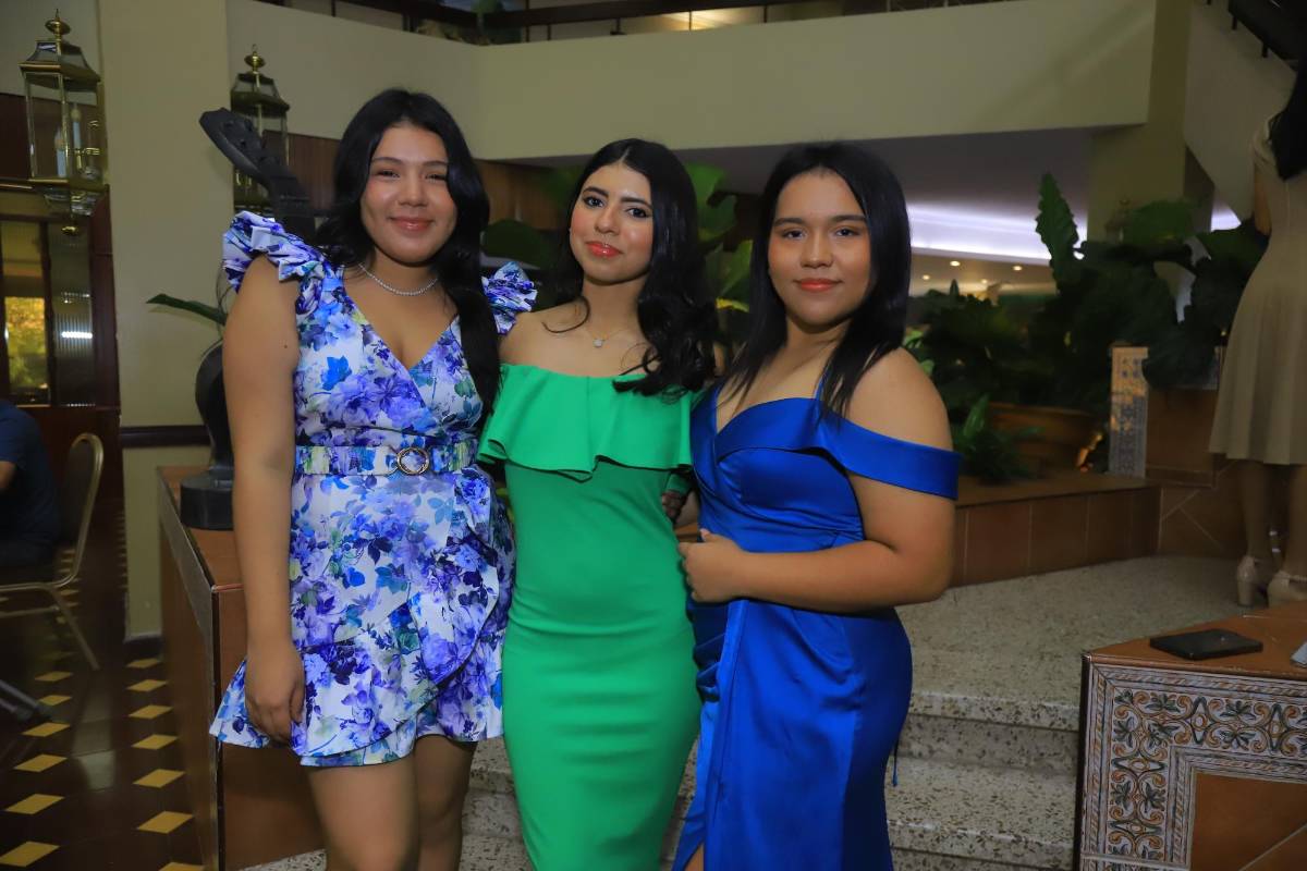 Kensy Rodríguez con Emely Pérez y Samantha Valladares.