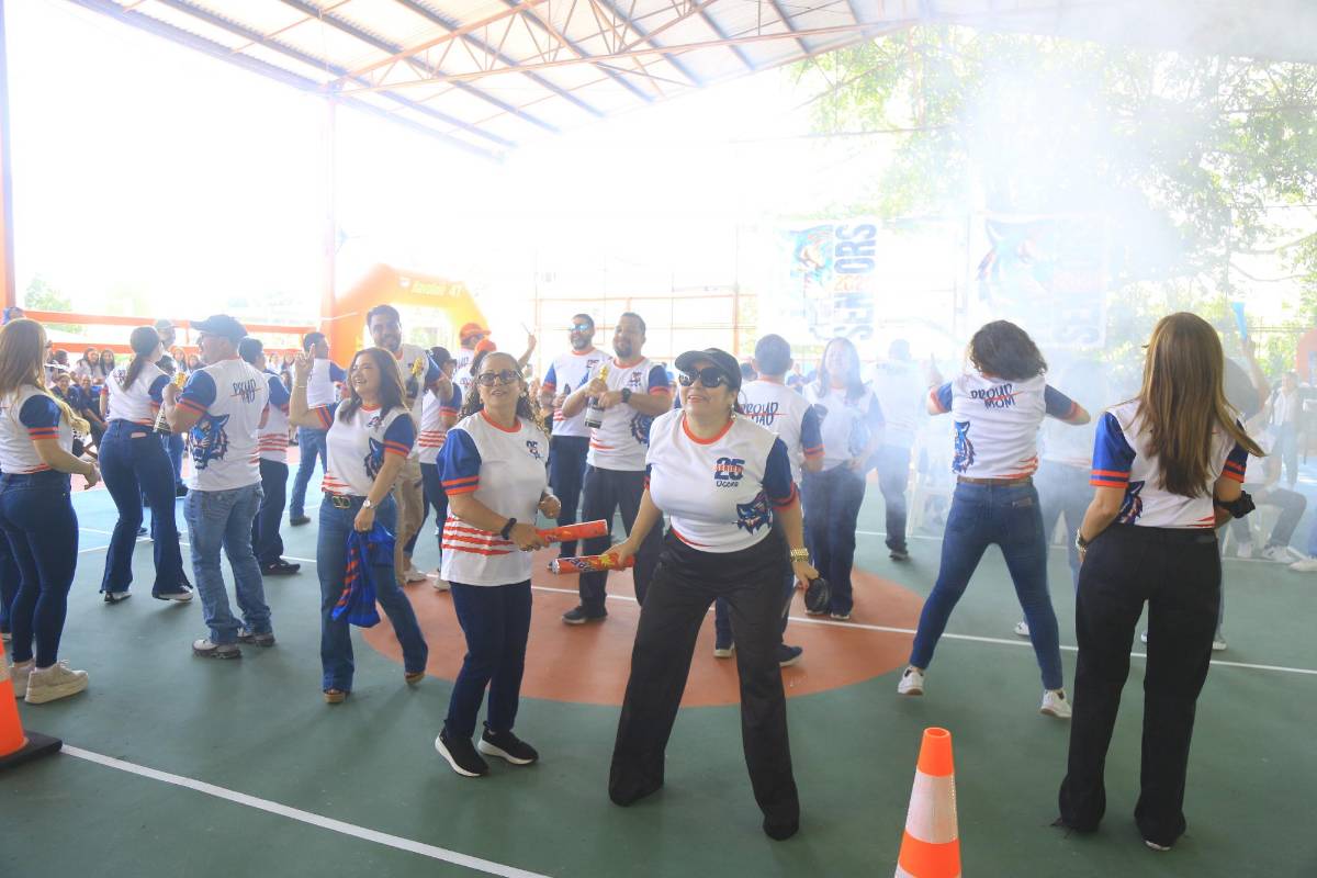 Los padres de los “seniors” también mostraron sus talentos con varios bailes.