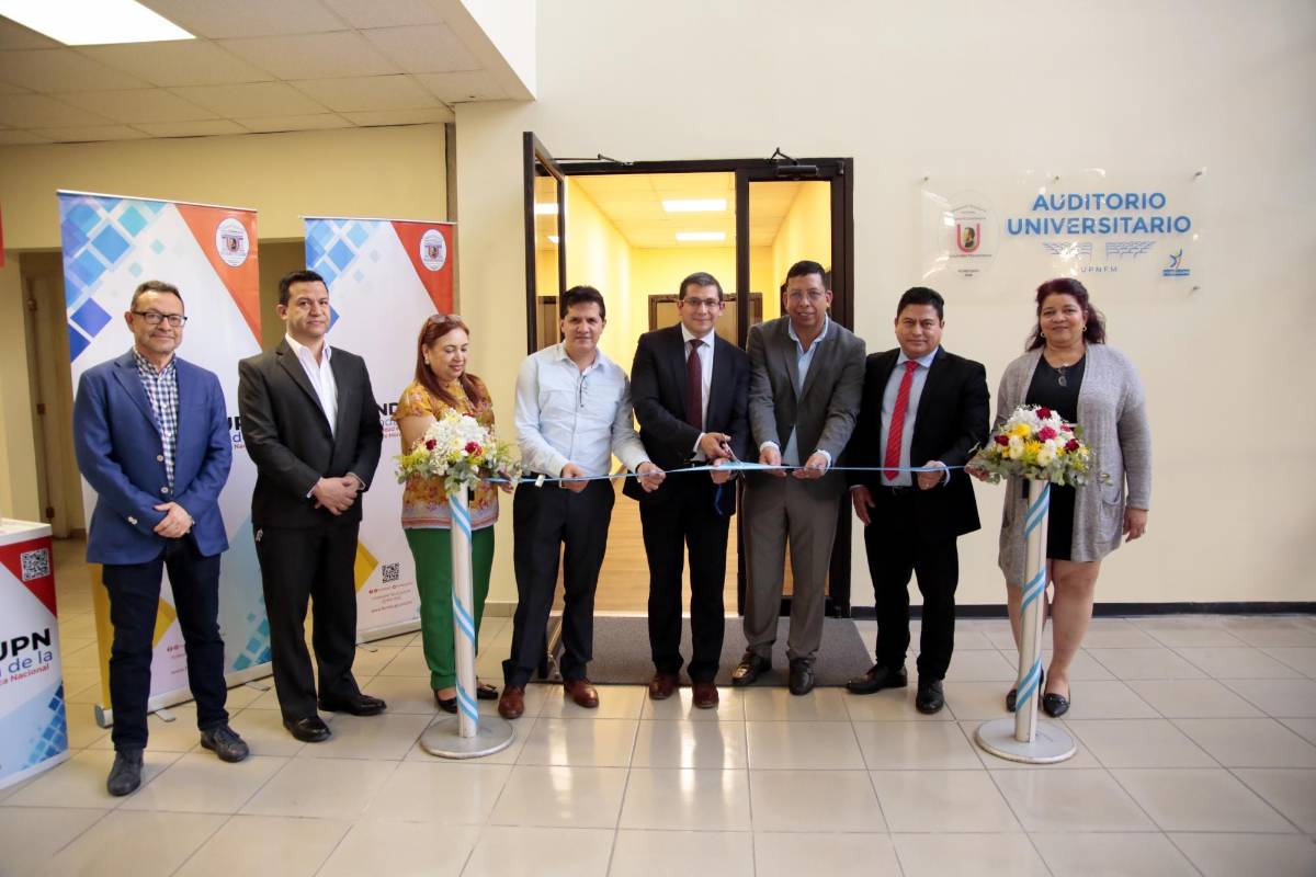 El director ejecutivo de la fundación, Jinmy Bertrand, los vicerrectores y miembros de la junta directiva, realizan el tradicional corte de cinta del nuevo auditorio universitario.