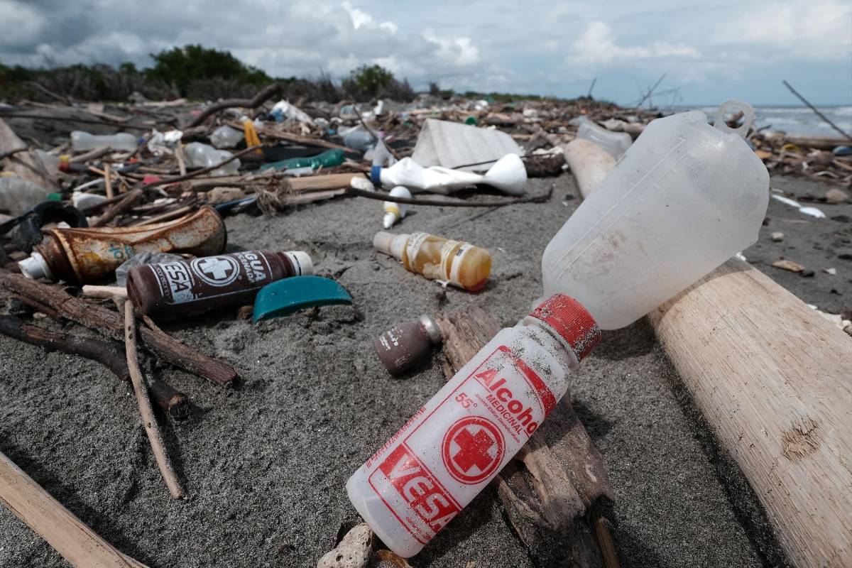 Desechos plásticos a la orilla de la playa de Omoa.