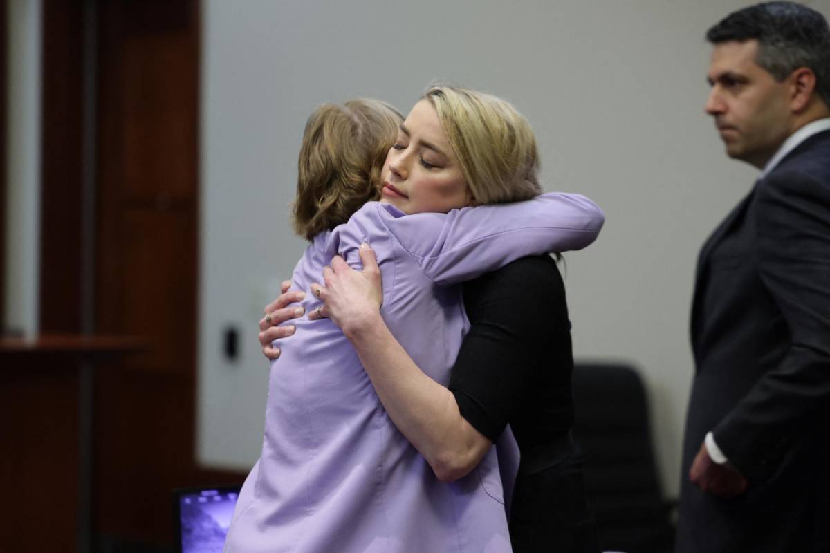 Amber Heard abraza a su abogada Elaine Bredehoft tras conocer el veredicto del jurado.