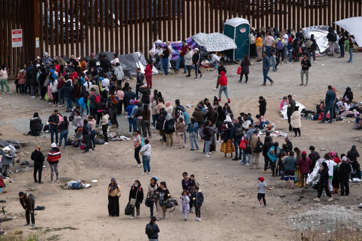 Desesperados migrantes se entregan en la frontera con la esperanza de entrar a EEUU