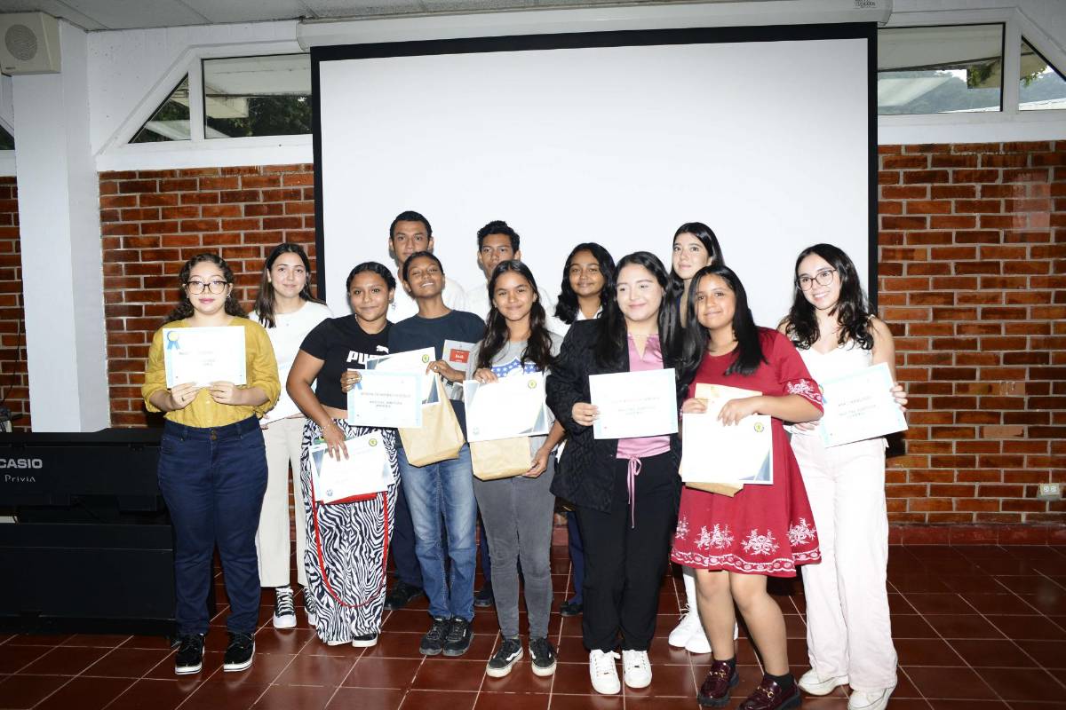 Recital Poético de Jóvenes en la Escuela Internacional Sampedrana