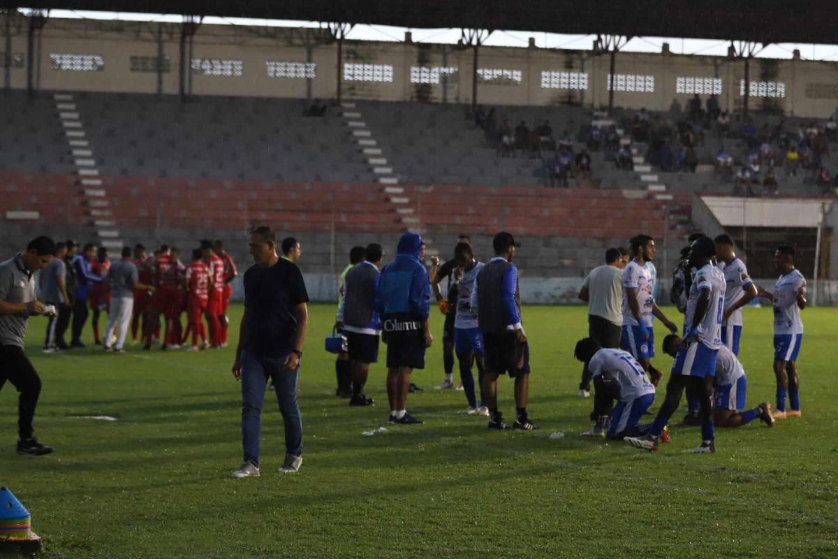 El juego se suspendió por espacio de una hora en el estadio Municipal Ceibeño.