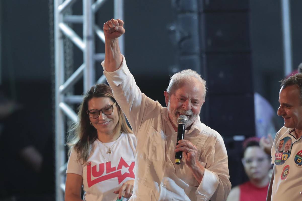 Lula mantiene ventaja en sondeos a dos semanas de la segunda vuelta