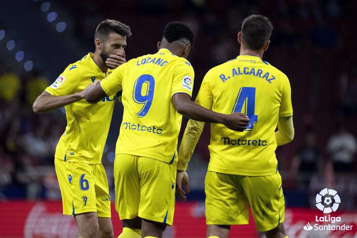 El hondureño fue felicitado por sus compañeros tras el golazo.