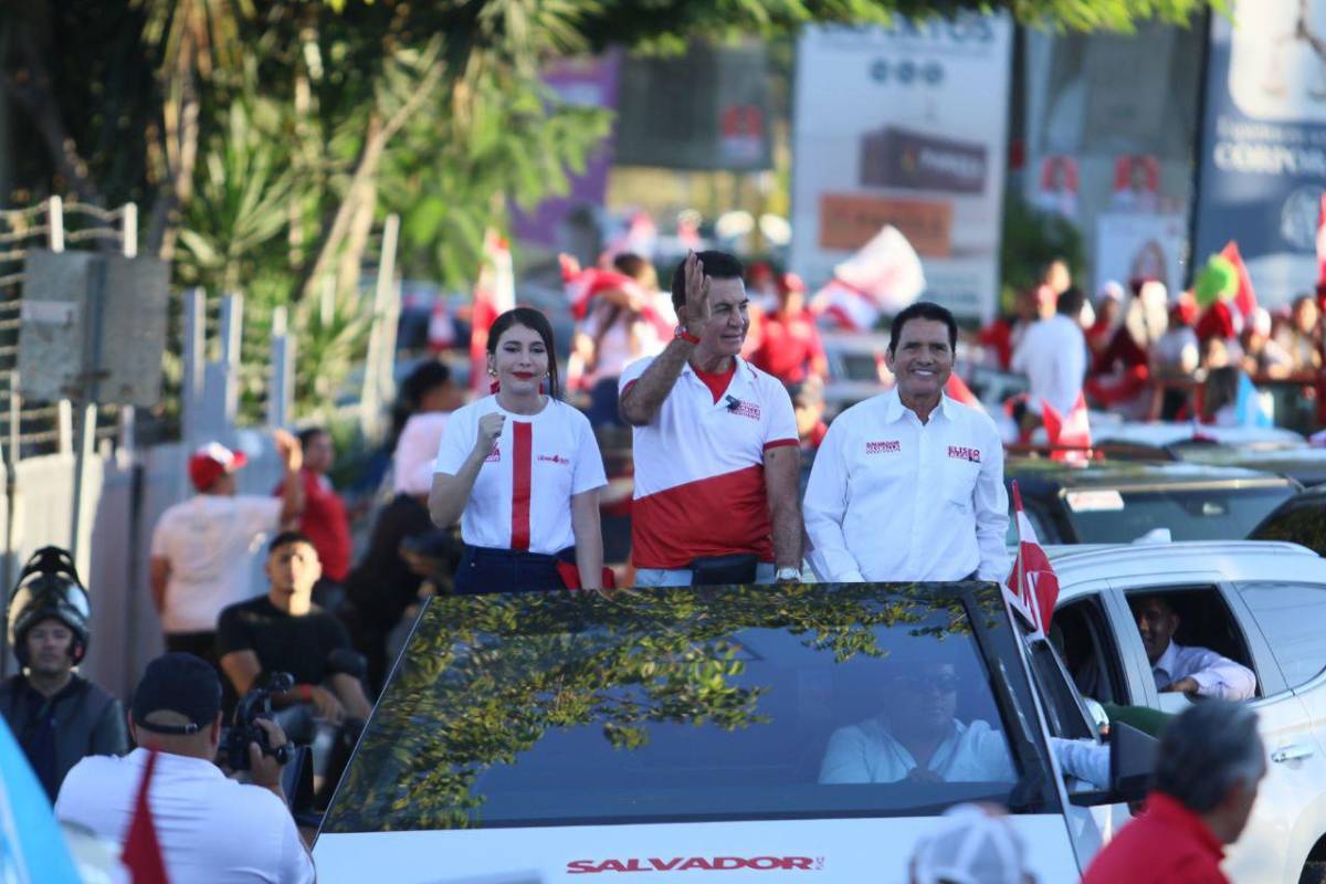 Salvador Nasralla recorre Tegucigalpa en su lujoso Cybertruck