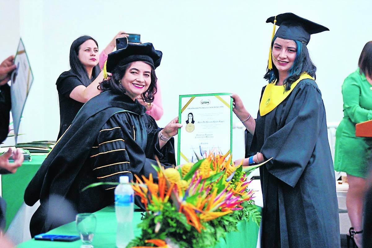 Solemnes actos de graduación de UTH en Tegucigalpa