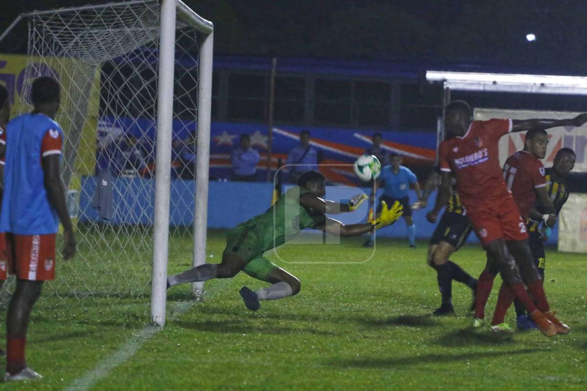 El portero nicaragüense Denvorn Fox fue la figura al sacar varios remates de la máquina.