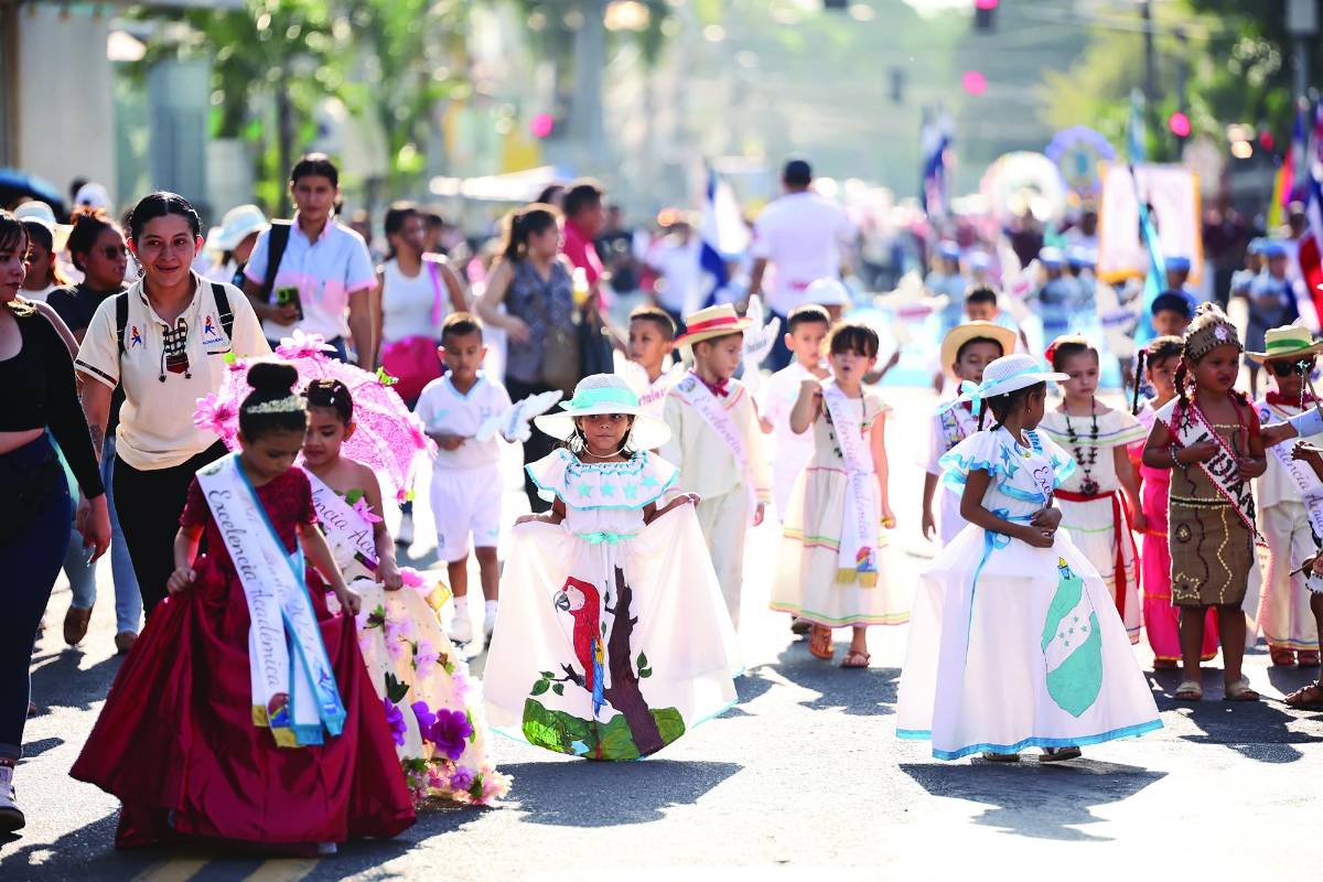 Niños cautivaron a sampedranos en el inicio de los desfiles patrios