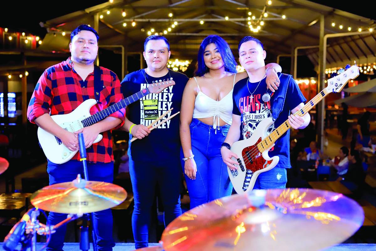 KimberLy Rowe y sus compañeros de la banda Ley Seca.