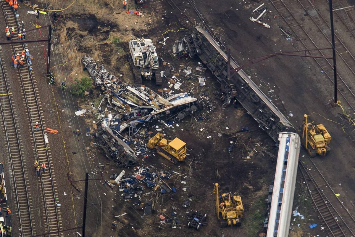 Tren de pasajeros se descarrila al chocar contra un camión en California