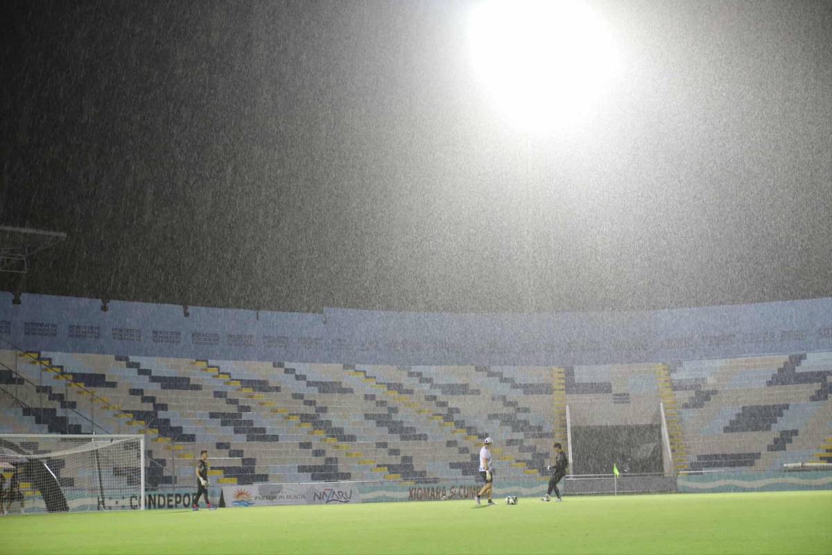 Estadio Ceibeño estrenó su cancha: aguacero, bellezas y bronca en Victoria-Herediano
