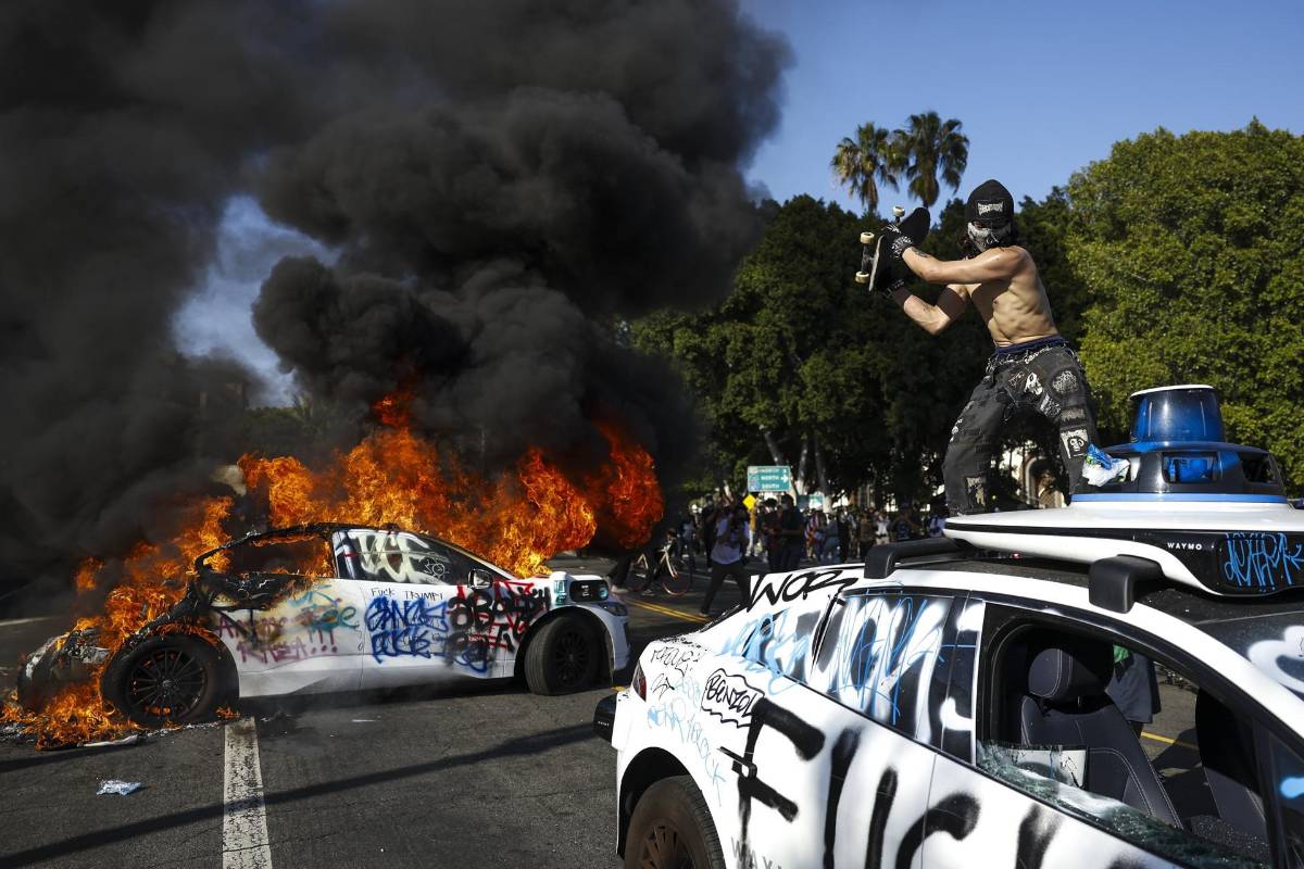 Estallido de violencia en Los Ángeles: Enfrentamientos entre manifestantes y tropas por redadas