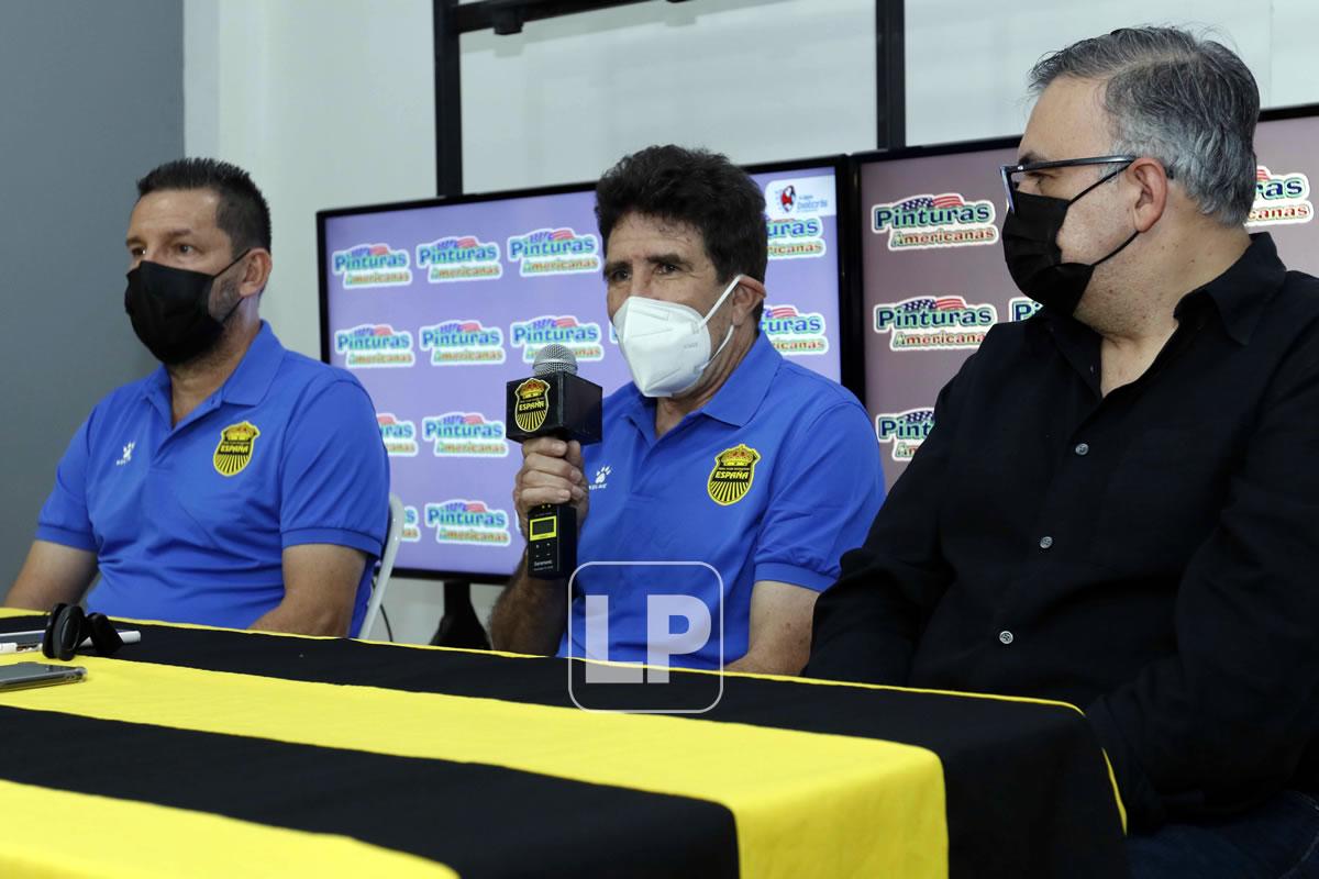 Héctor Vargas en su primera conferencia como entrenador del Real España.