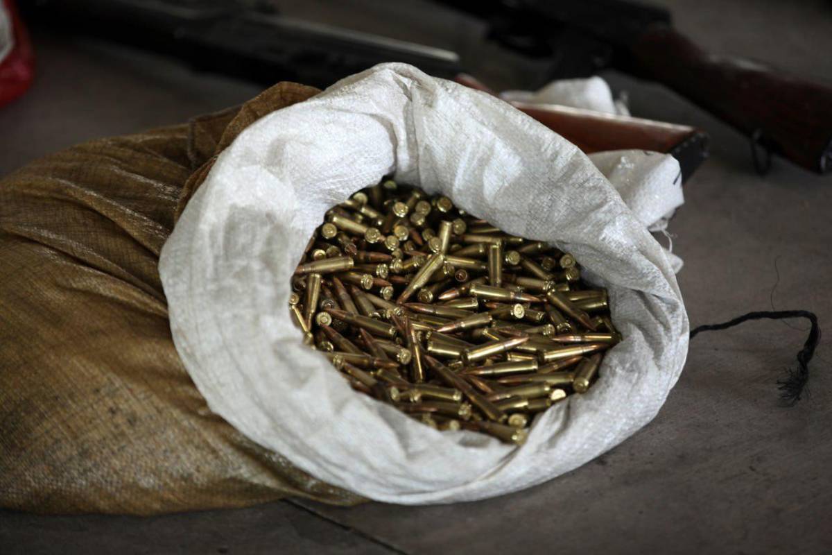 Bañadas en oro: el poderoso armamento decomisado por Honduras