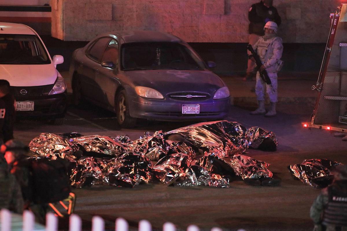 Fotografía de los cuerpos de migrantes fallecidos durante un incendio en las instalaciones del Instituto Nacional de Migración (INM), la noche del 27 de marzo de 2023, en Ciudad Juárez, Chihuahua (México).