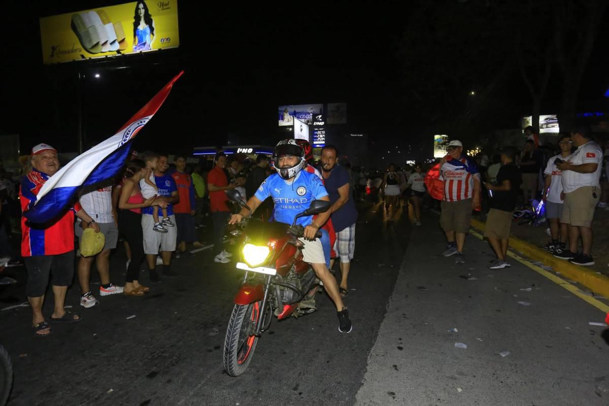 Aficionados del Olimpia festejan con todo: fiesta, locura y espectacular caravana