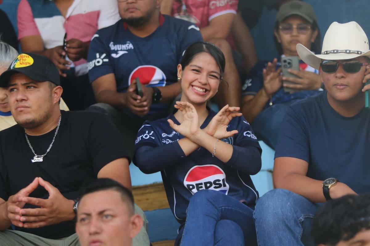 La misteriosa pelirroja y la bella colocha roban miradas en el Juticalpa-Motagua