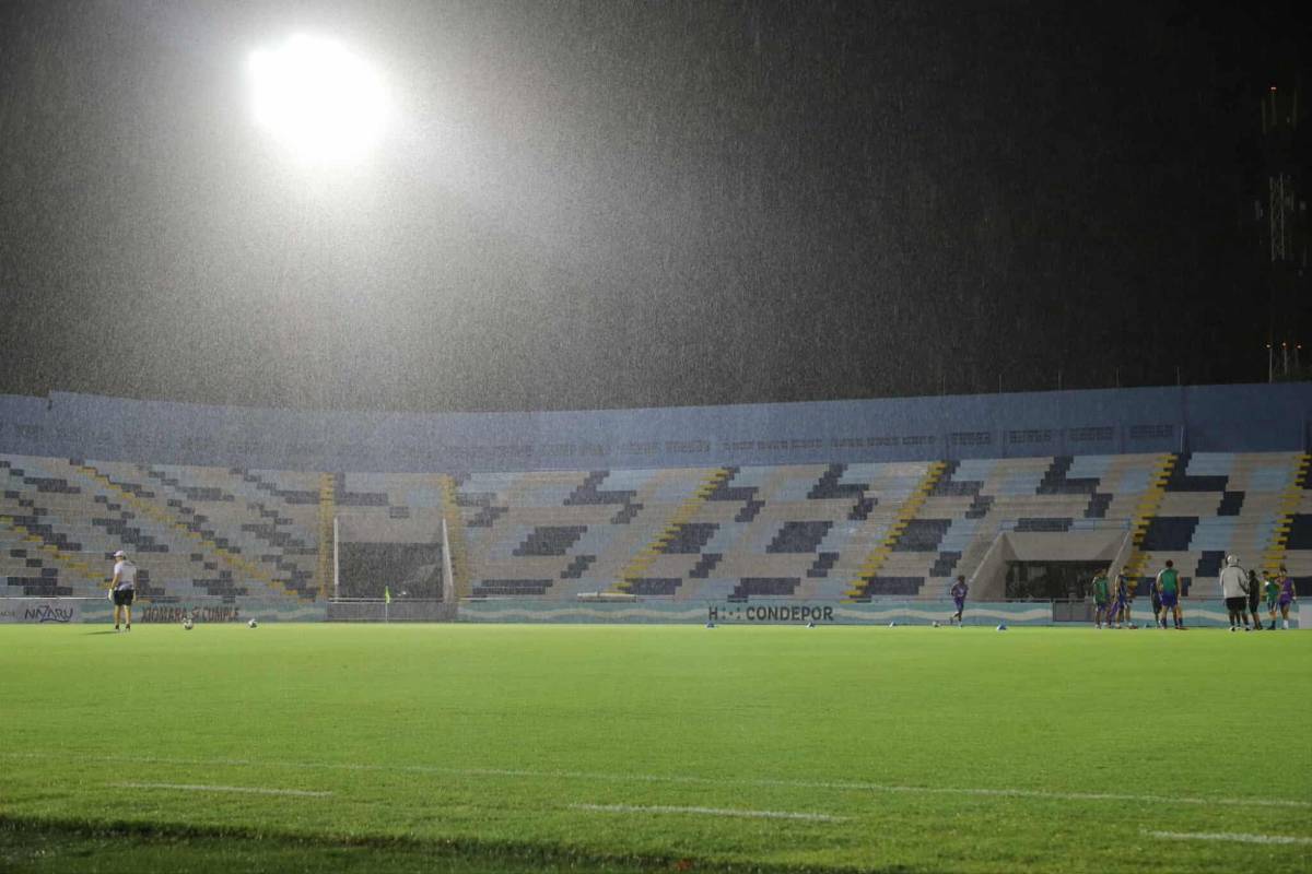 Estadio Ceibeño estrenó su cancha: aguacero, bellezas y bronca en Victoria-Herediano