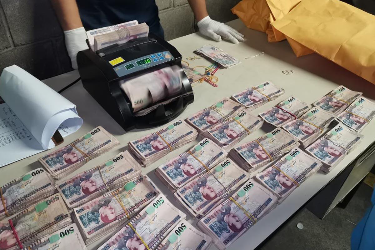 Billetes de 500 lempiras decomisados a los dos hondureños.