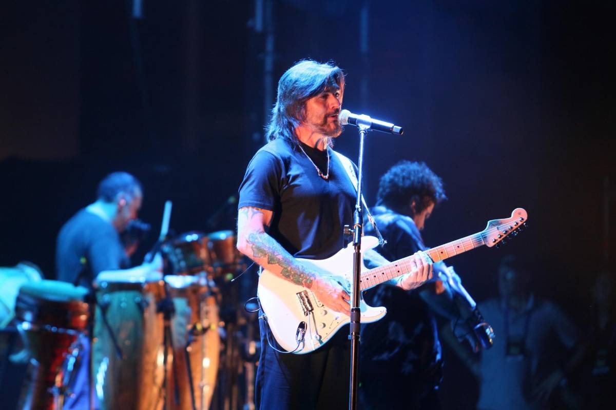 Juanes enamora en Tegucigalpa con su estilo romántico