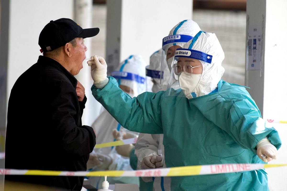 “Es demasiado pronto para tratar ómicron como una gripe”, según experto chino