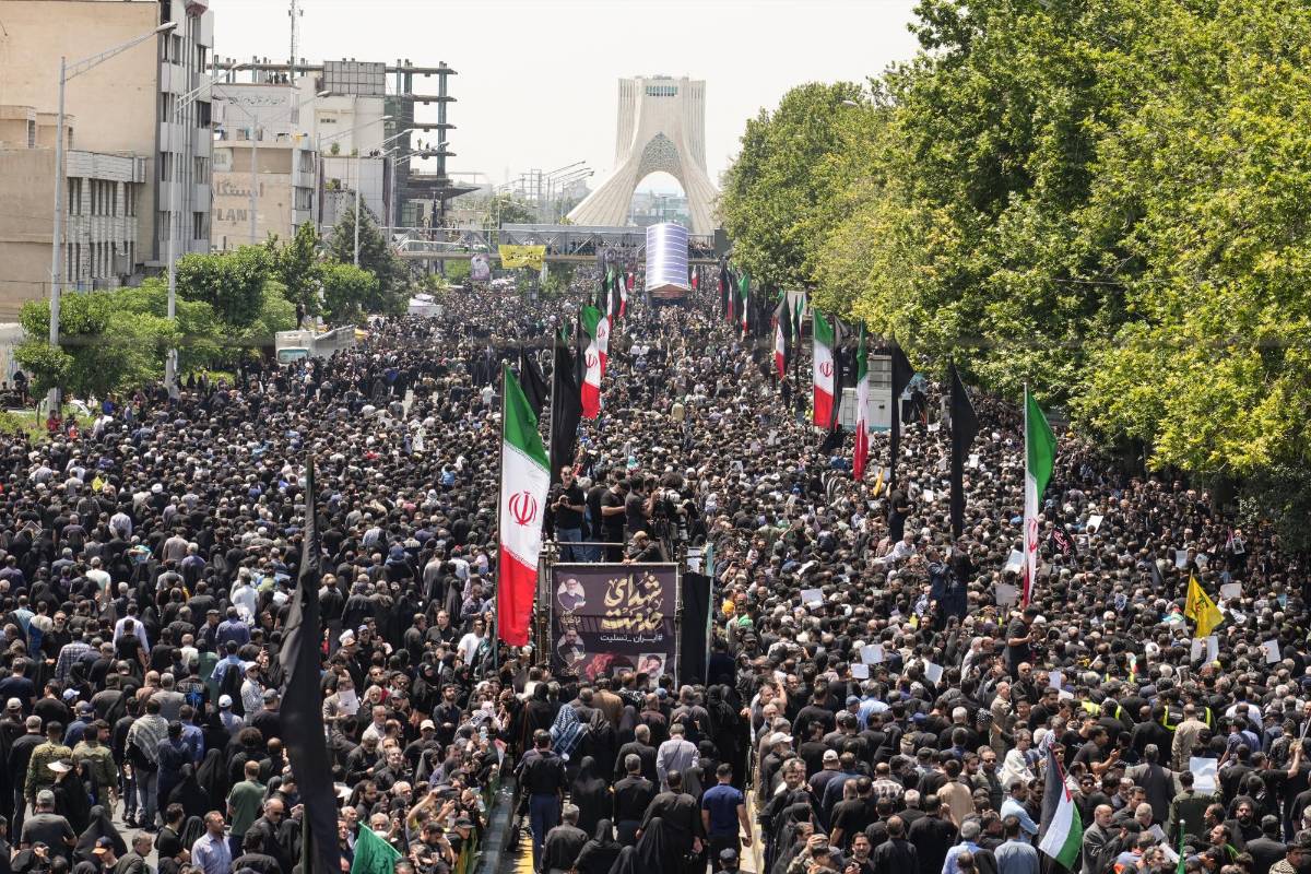 Irán celebra masivo funeral por el presidente Raisí con una gran asistencia internacional