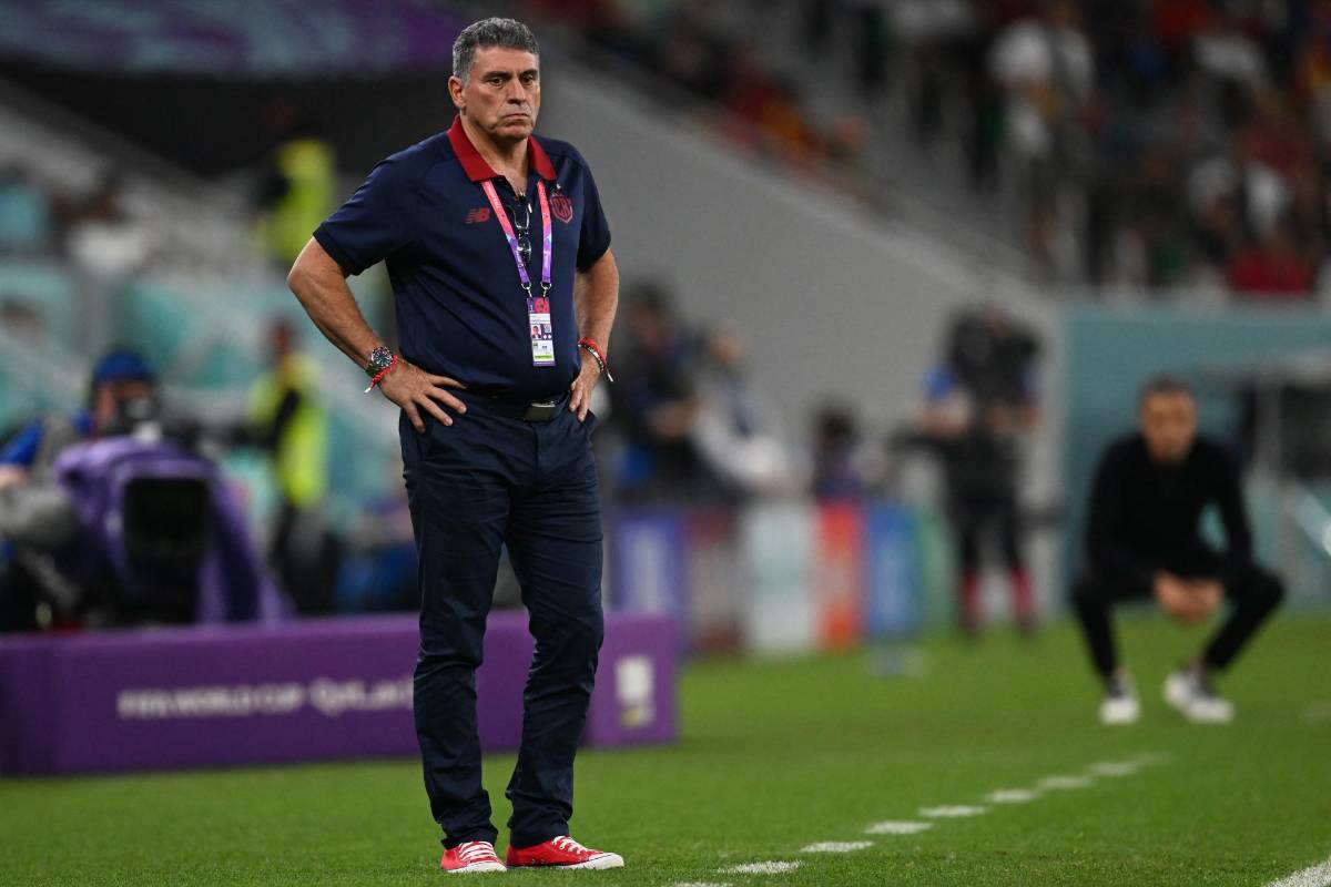 Luis Fernando Suárez da la cara tras paliza ante España