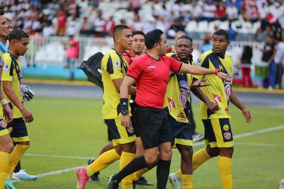 Jugadores del Génesis le reclamaron al árbitro Said Martínez en varias ocasiones.
