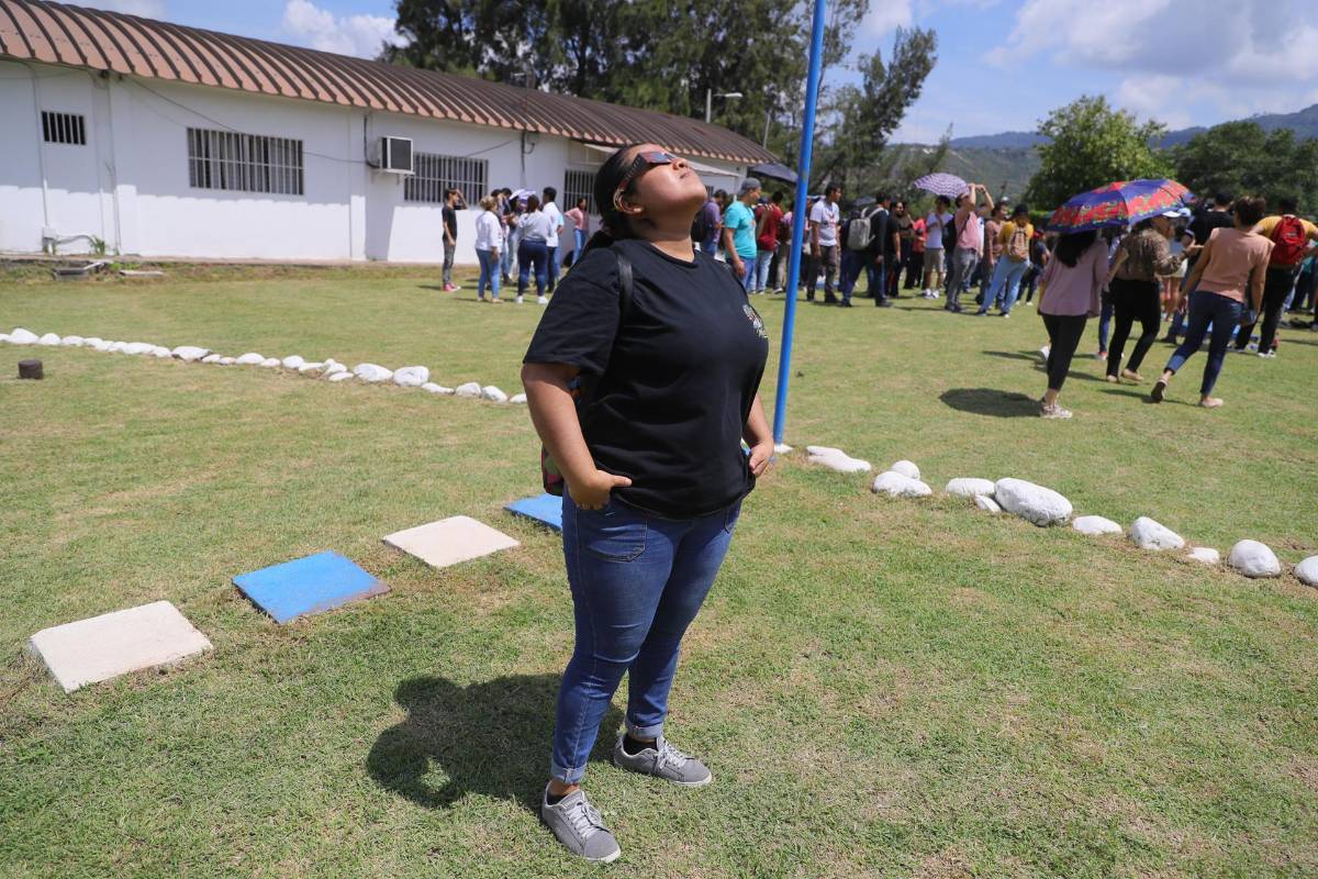 Una joven se alista para ver el eclipse solar anular desde el observatorio astronómico de la Universidad autónoma de Honduras en Tegucigalpa.