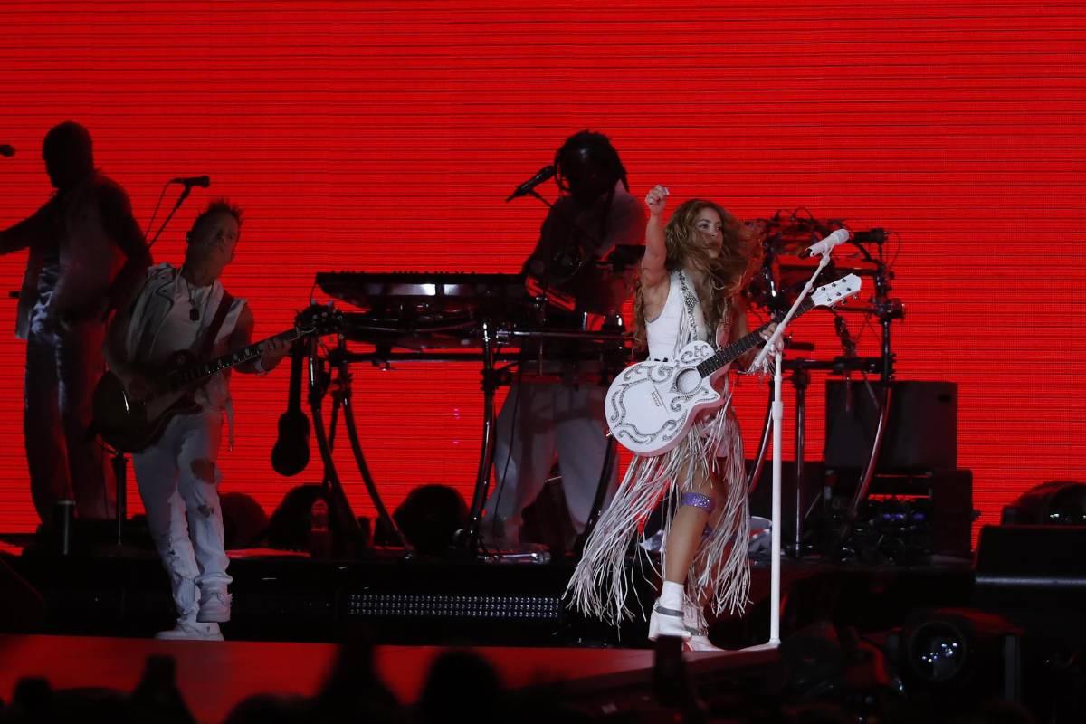Catrachos enloquecen: Shakira les dedica emotivas palabras en pleno concierto en El Salvador