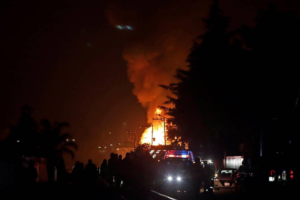 Miembros del ejército resguardan el área donde se registró una explosión e incendio hoy, en el municipio de San Pablo Xochimehuacán.