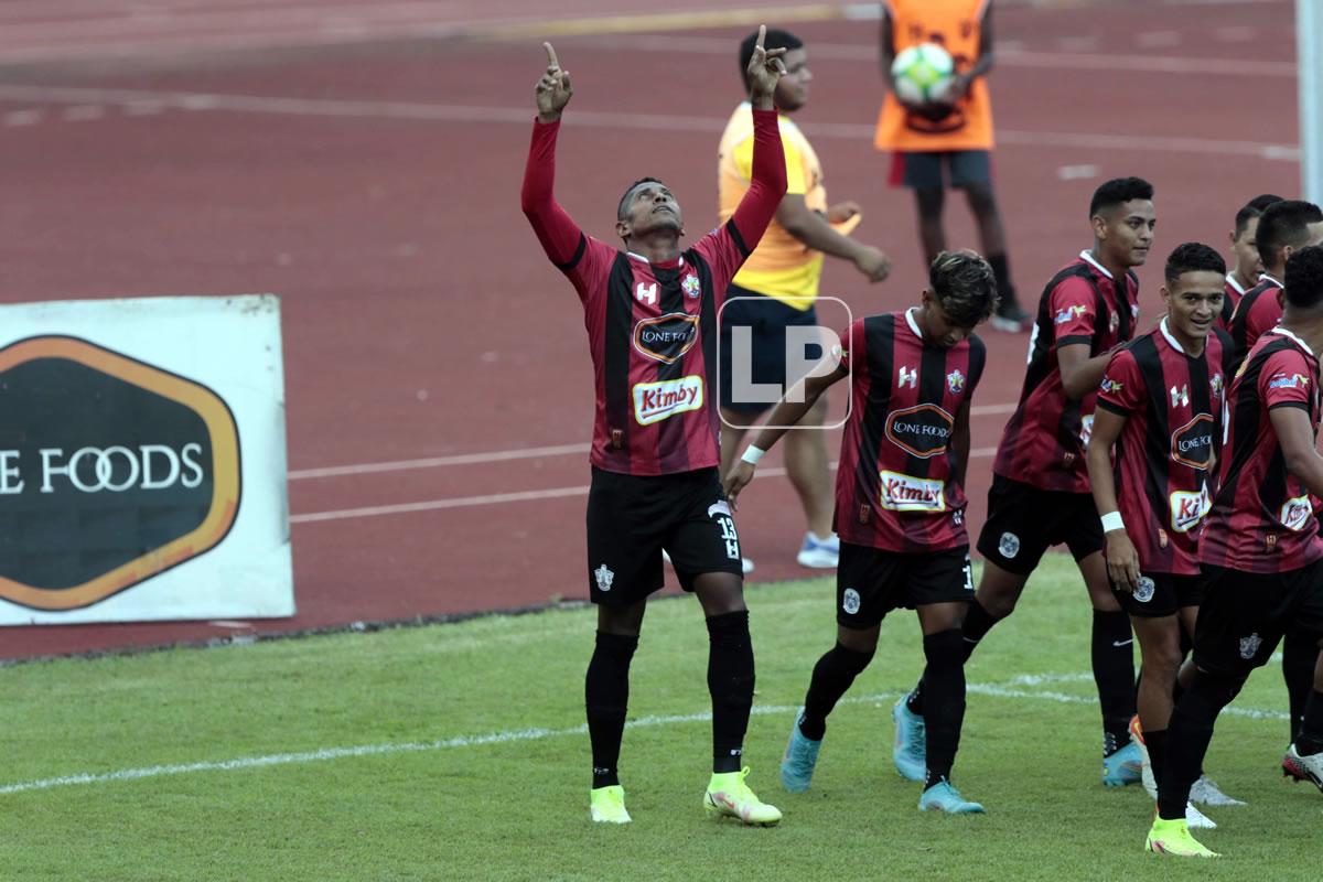 Carlo Costly celebrando su gol que puso a ganar al Lone FC.