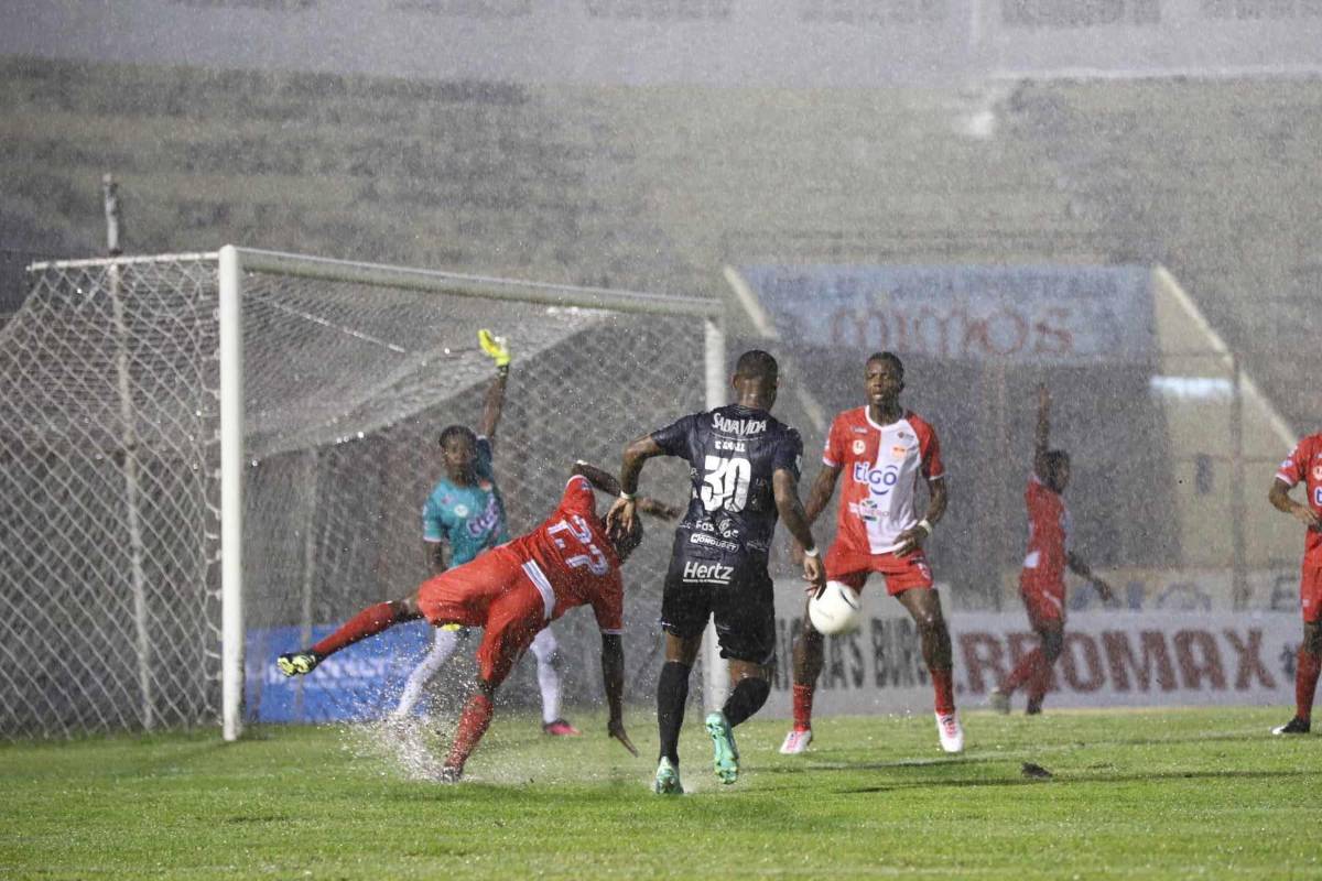 El panameño Carlos Small se estrenó apenas en el primer minuto del partido.