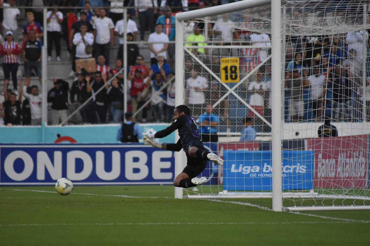 La tapada de Edrick Menjívar tras el lanzamiento de Auzmendi en la final Motagua-Olimpia.