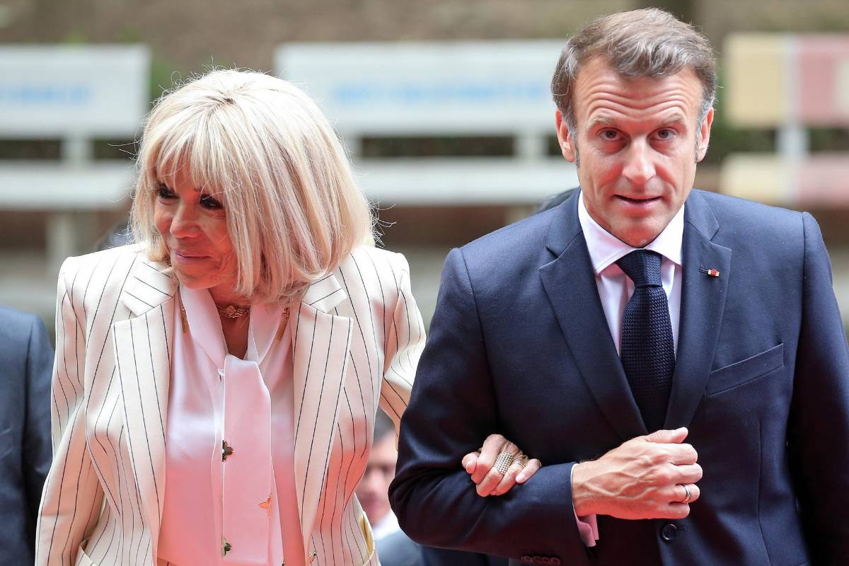 Macron y su esposa reaparecen sonrientes tras polémica por bofetada